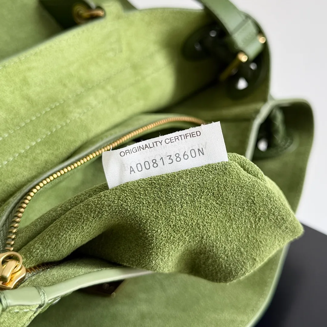 Batch 2360 BottegaVeneta Latest Ciao Ciao Bag Silky cowhide two-way flap handbag with signature twist detail, hidden hook closure, flap can be fastened to the front or attached to the INTRECCIATO woven interior pocket, comes with an adjustable and detachable crossbody strap, interior compartment, and also features a zippered pocket. The surprise flap has various shapes. Style 1 - Cover the bag surface and expose the knot decoration. Style 2 - Place the flap inside the bag. A buckle is also designed. Style 3 - The U-shaped position of the top handle in the hand bag. Style No.: 817231 Size: 34*26*15cm